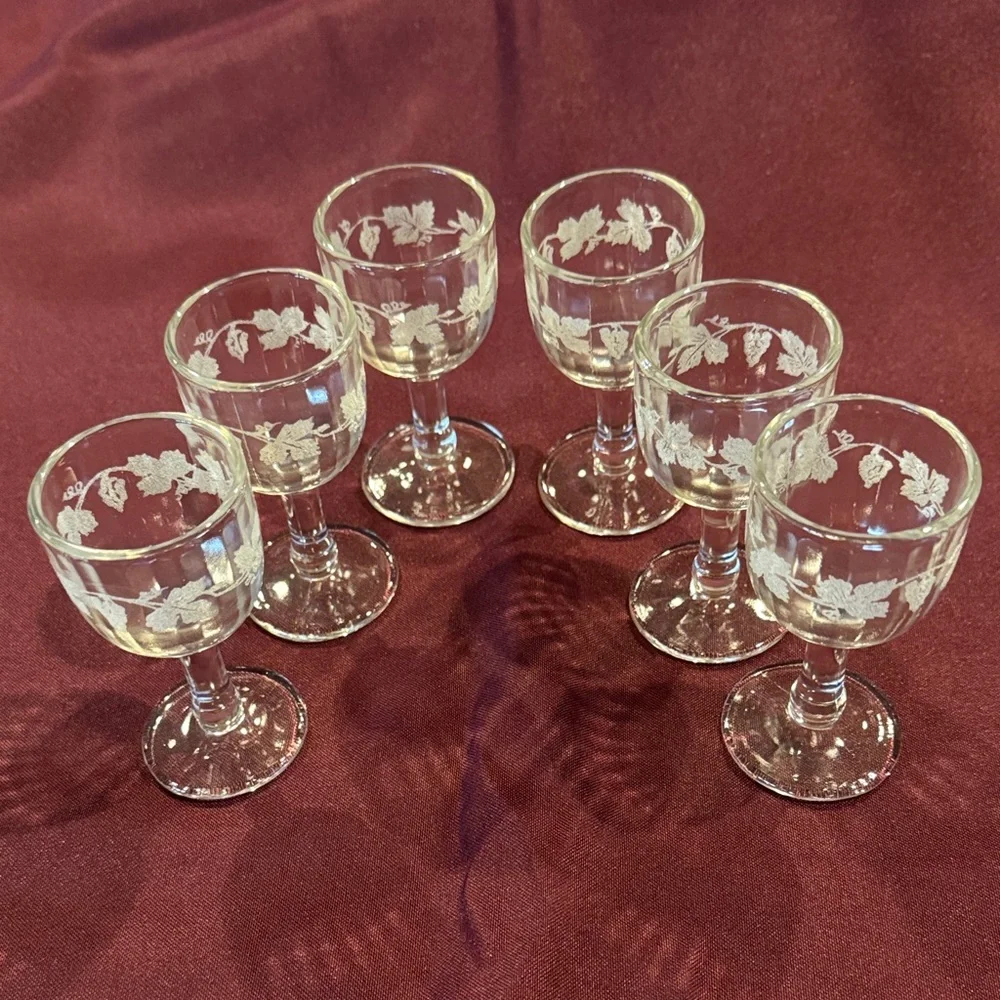 Vintage Leaf-Patterned Cordial Glasses (Set of 6) - Picture 1 of 8